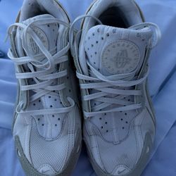 White nike air huaraches