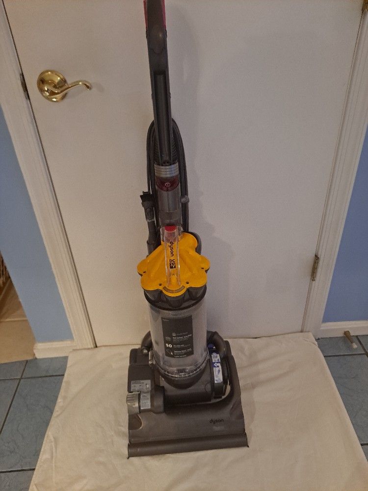 Dyson DC33 Upright Bagless Cyclone Vacuum Clean/Tested