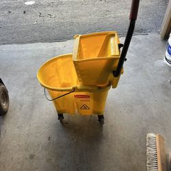 Rubbermaid Wringer Mop and Bucket, Yellow