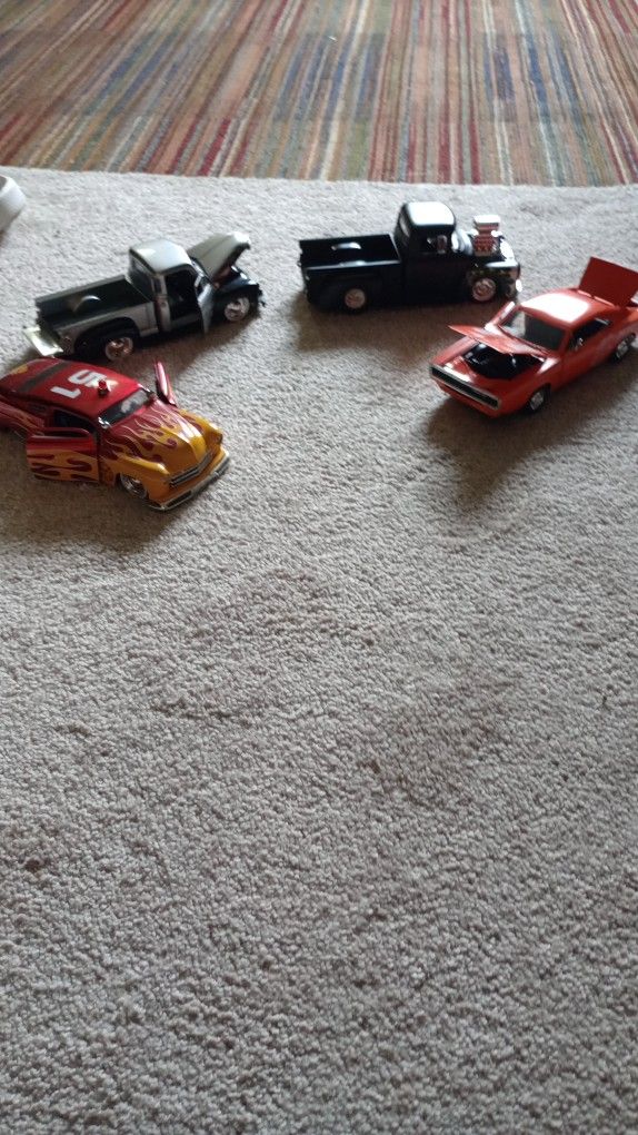 Scale 1:24 Cars And Trucks..