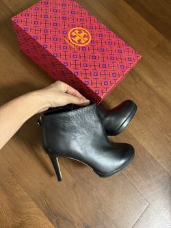 Michael Kors, Leather Ankle Boots, 6size. Brand New.