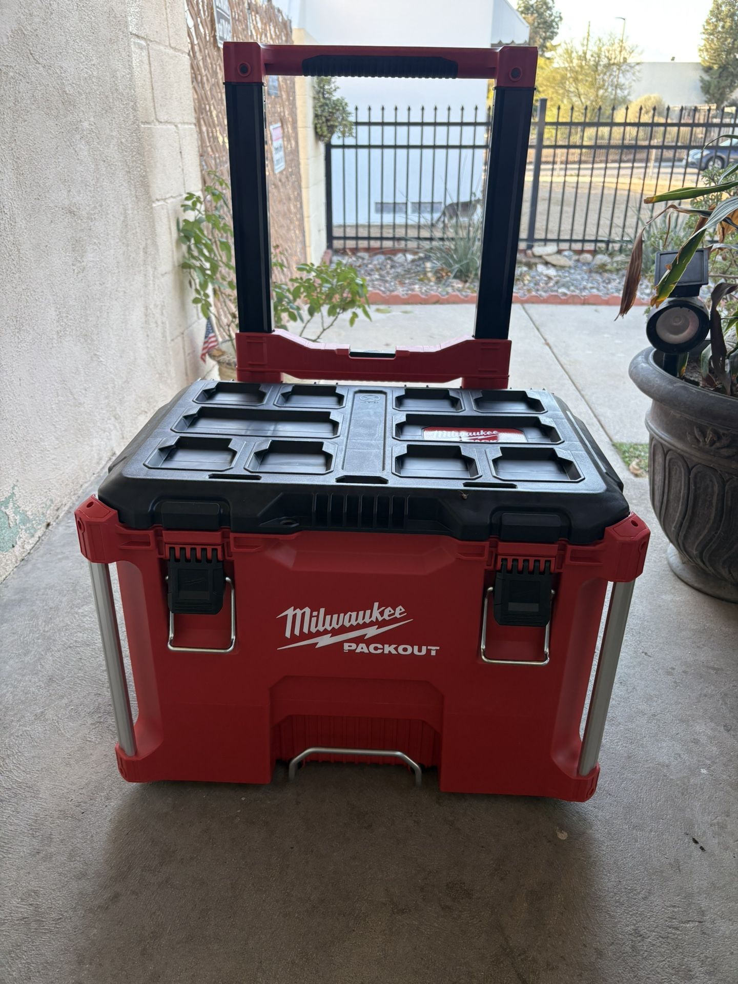 Milwaukee Packout Rolling Tool Box. 48-22-8427