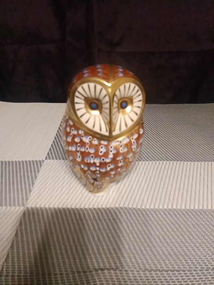 Royal English Derby Owl Paperweight with Gold Stopper 