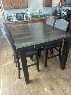 $200 5 Pcs Dinner Table 