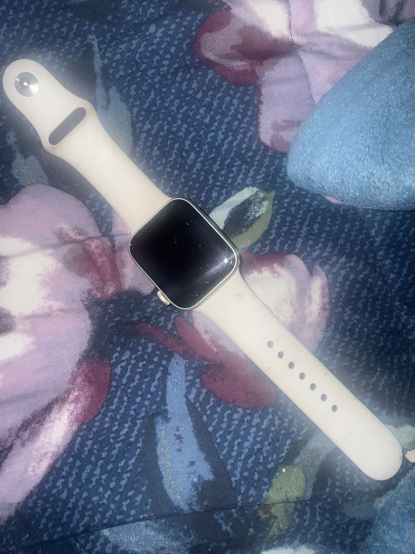 Apple Watch SE 2nd Gen 44mm 32.0GB Starlight Aluminum Starlight S/m1 Device Is Unlocked