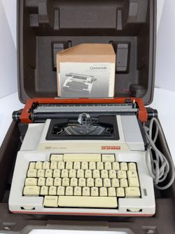 Smith-Corona Coronamatic 2200 Electric Typewriter with Case