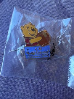 Pin 982 WDCS - Walt Disney Collector's Society Winnie the Pooh NEW IN PACKAGE