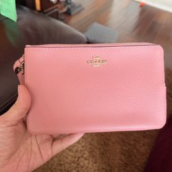 Coach brand new leather wristlets wallet in vintage  pink size 8x5 inches