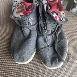 Men’s Toms Size 9