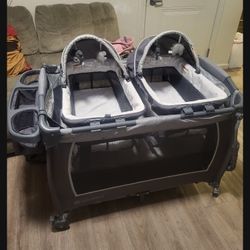 Baby deluxe pack and play twin play pen am bassinet changing table in all one