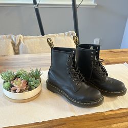 Like new Dr. Martins size 6