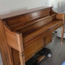 Upright piano