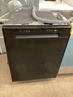 LG 24 in. Front Control Built-in Dishwasher with AutoLeak Detection New Scratch and Dent