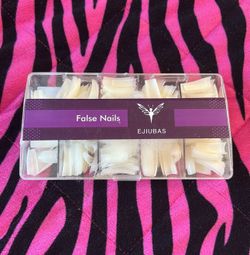 Nail tips and nail tip clipper