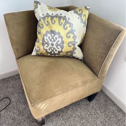 Modern Lounge Chair Great for Livingroom or Bedroom! Soft, plush! Pillow Free if you want it.