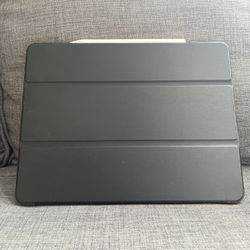 iPad Pro 12.5 in - Case and apple pencil included - Plus a paper like screen protector