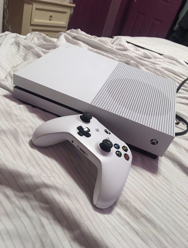 Xbox One S + Games + 2 Controllers