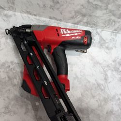 Milwaukee M18 FUEL 15-Gauge Angled Finish Nailer