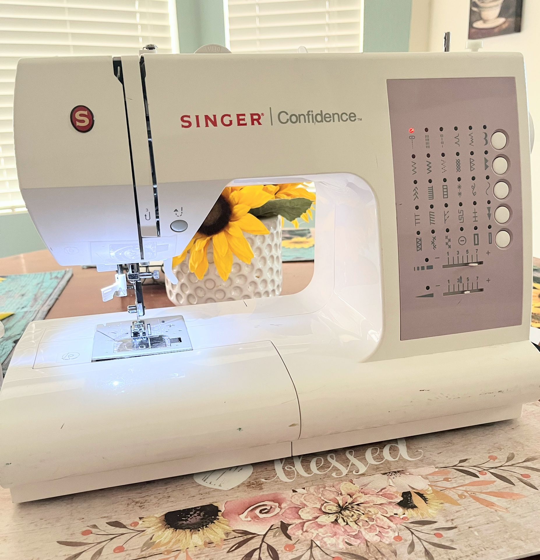 SINGER COMPUTER SEWING MACHINE & HARD COVER CASE
