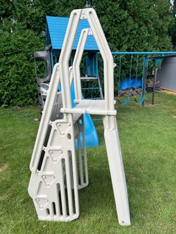 Above ground pool ladder
