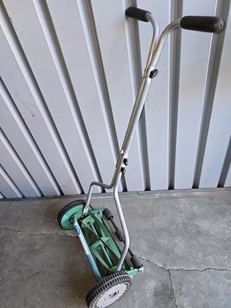 SCOTTS - WALK BEHIND PUSH MOWER.