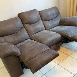3- Seat Reclining Sofa / Sofá con 2 requinables