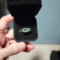 Size 7 Peridot Stone With Tiny frog On The Side Sterling Silver 