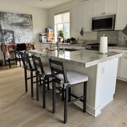 Bar Table And Bar Stools 