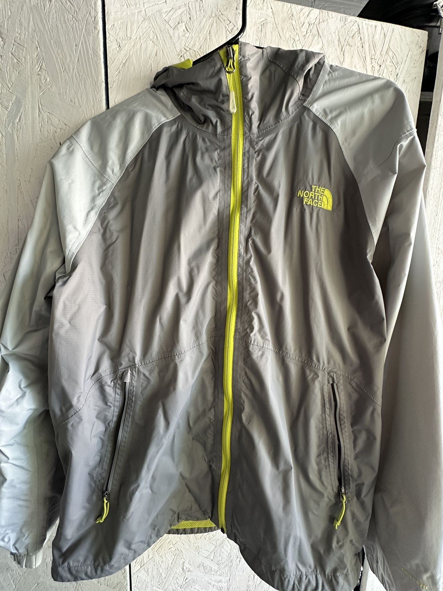 The North Face Windbreaker. Man Size L
