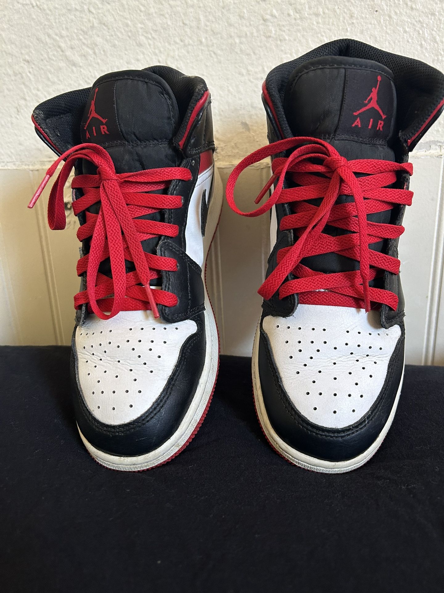 Jordan’s Black White Red ,size 7 Men’s 8.5 Women’s
