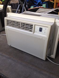 GE Window AC! W/ Remote! 12500 btu!