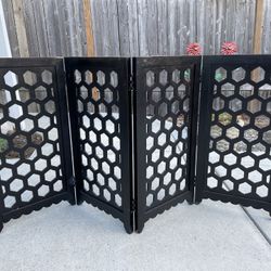 Foldable divider / partition