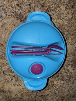 Tupperware - Microwaveable Lid With Pop Up, Fork, Knife And Spoon