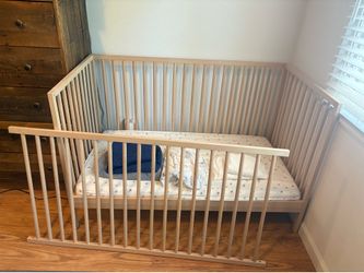 IKEA sniglar crib, mattress and fitted sheets