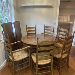 Beautiful Oak antique Table with 6 Chairs!