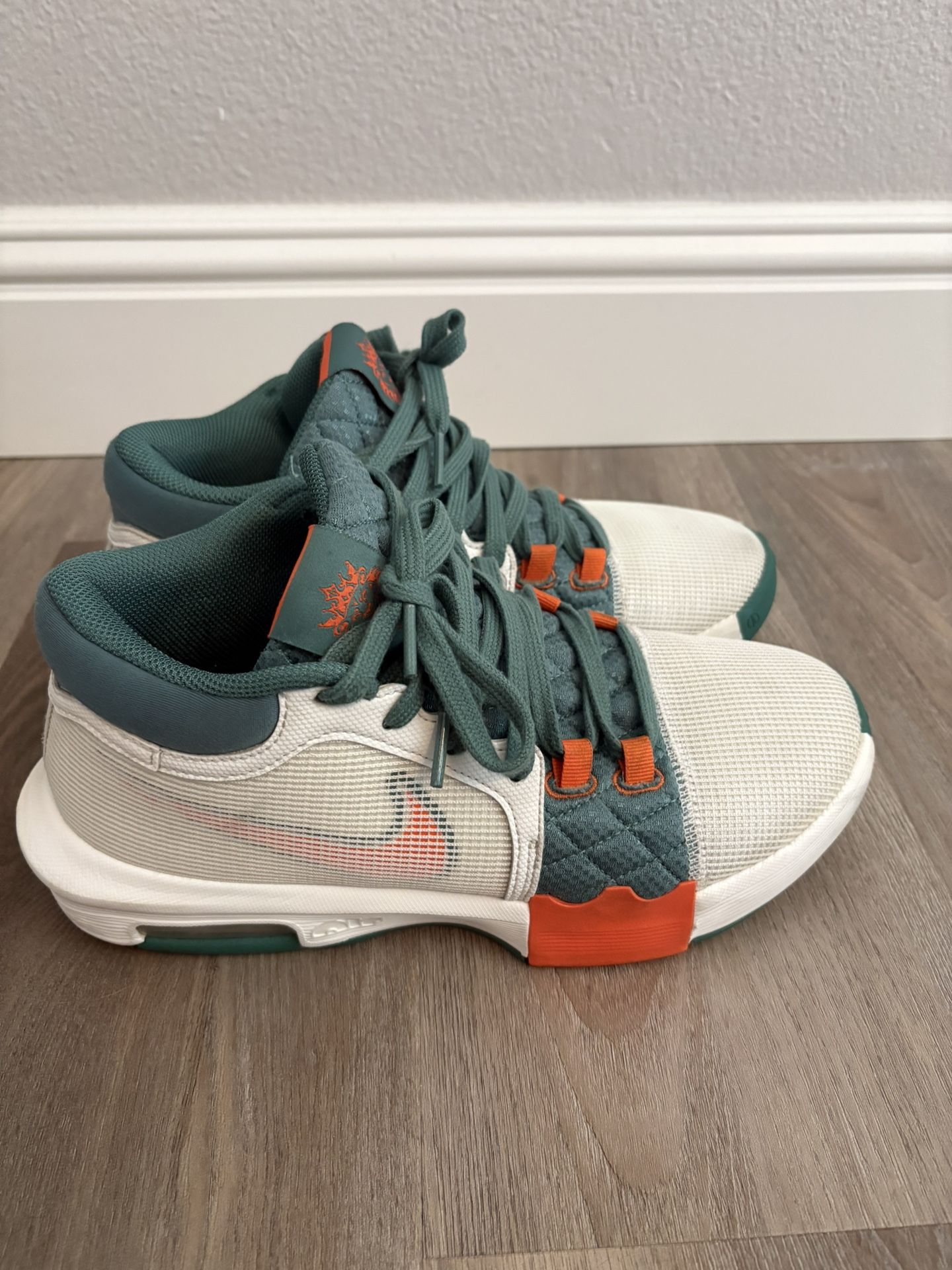 Nike LeBron Witness 8 - Size 7