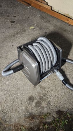 Retractable reel hose vacuum