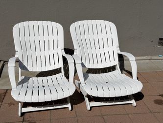 White Plastic Outdoor Lounge Chairs – Set of 2