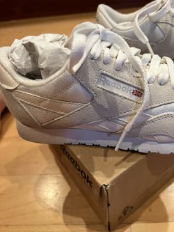 Very Pretty WOMENS Classic Reebok Size 6 Like New In Box