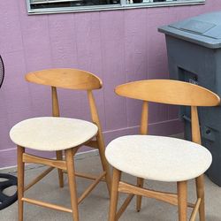 2 bar stools 
