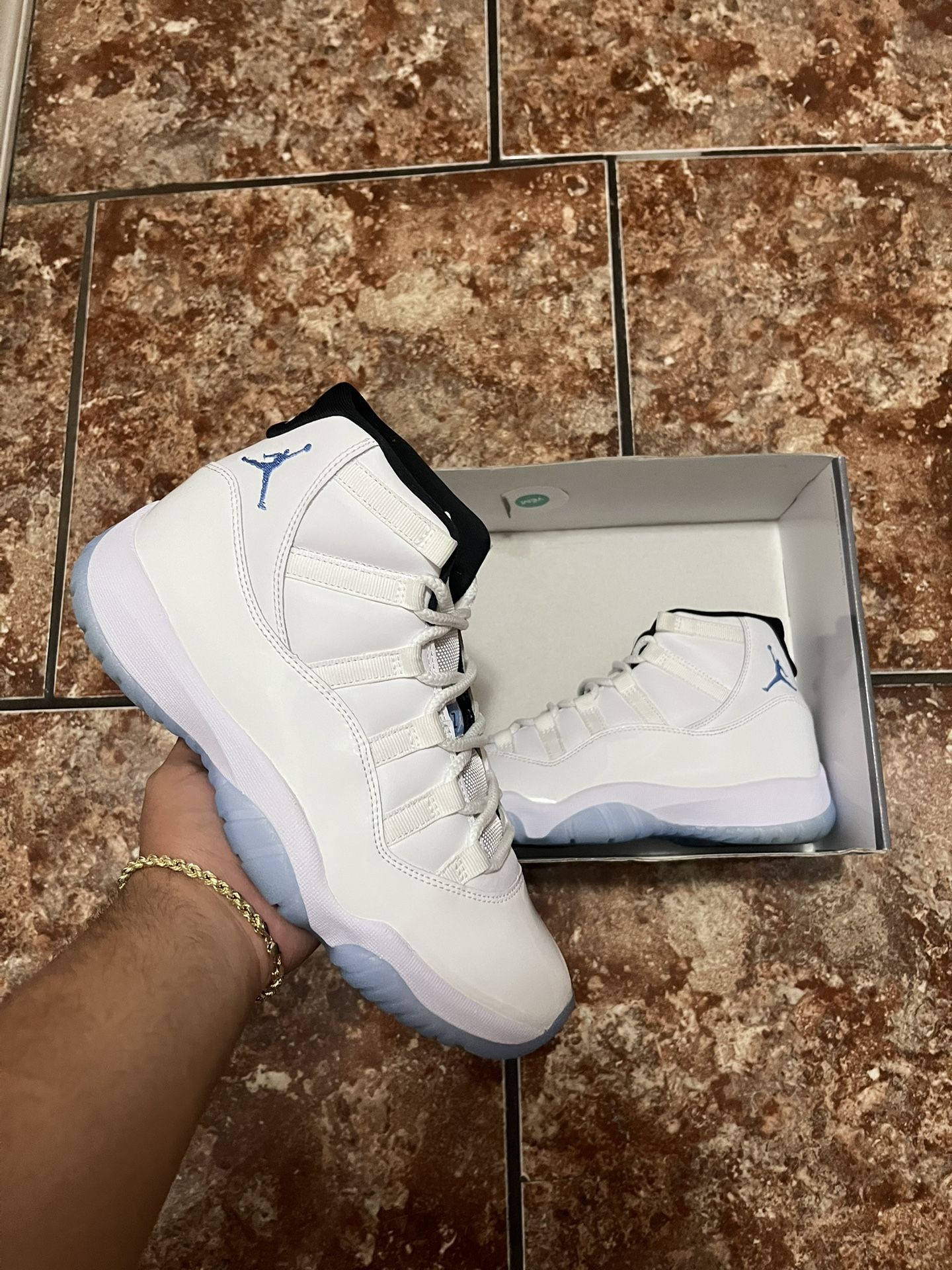 Jordan 11 Legend Blue Size 8.5