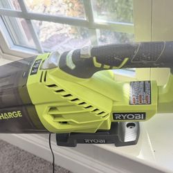 Ryobi 18V ONE+ EverCharge Handheld Vacuum with Battery