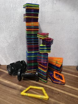 Over 100 Magformers & Other Unbranded Magnetic Tiles 
