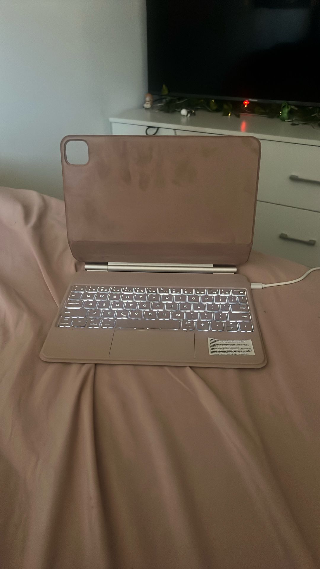 For iPads Rose Gold Magic Style Magnetic Keyboard Case with Multi Touch Trackpad