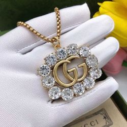 Fashionable pendant necklace