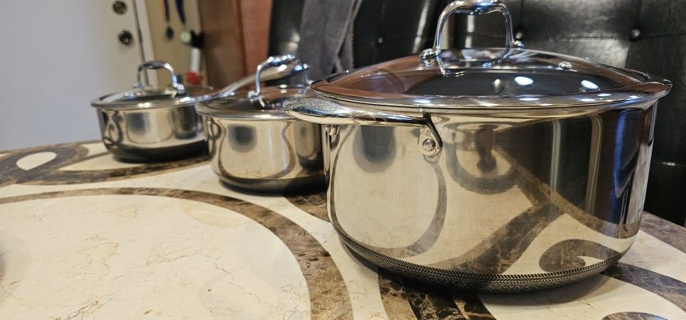 Super clean Very good condition almost like new ready to use.HexClad Hybrid Nonstick Cookware 6 pcs