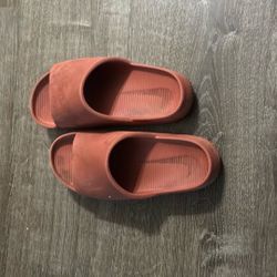  Nike Slides
