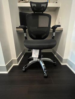 Selling Staples Hyken Ergonomic Mesh Swivel Task Chair