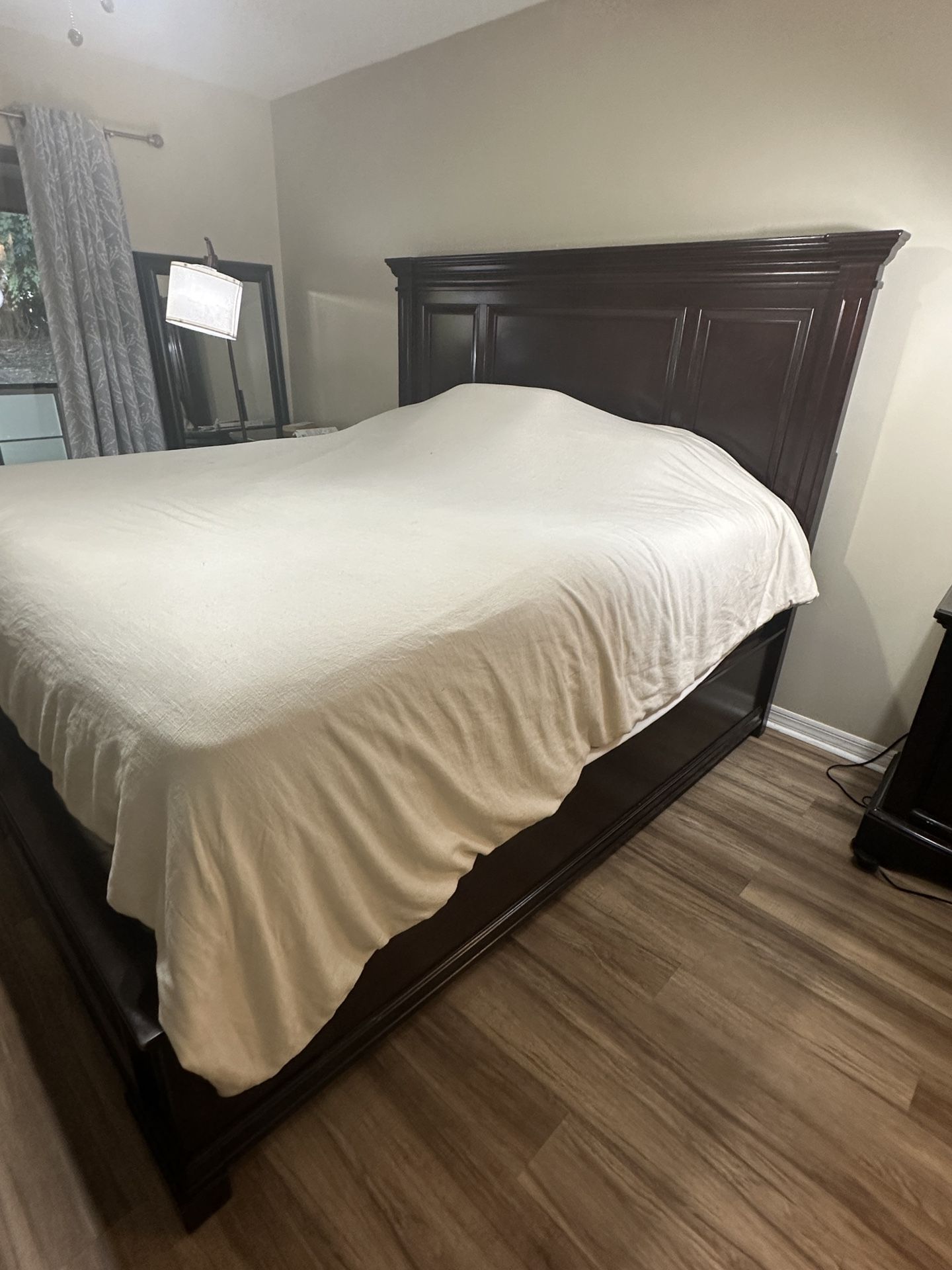 Storage King Bed- Havertys Turner