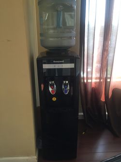 Water dispenser hot and cold